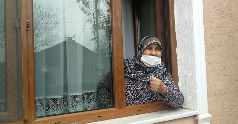 80 yaşında koronayı yenen teyze 2 yiyeceği tavsiye edip bol bol yiyin dedi ! Bakın neymiş o yiyecekler.