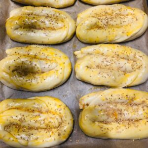 Patatesli Kaşarlı El Açması Börek