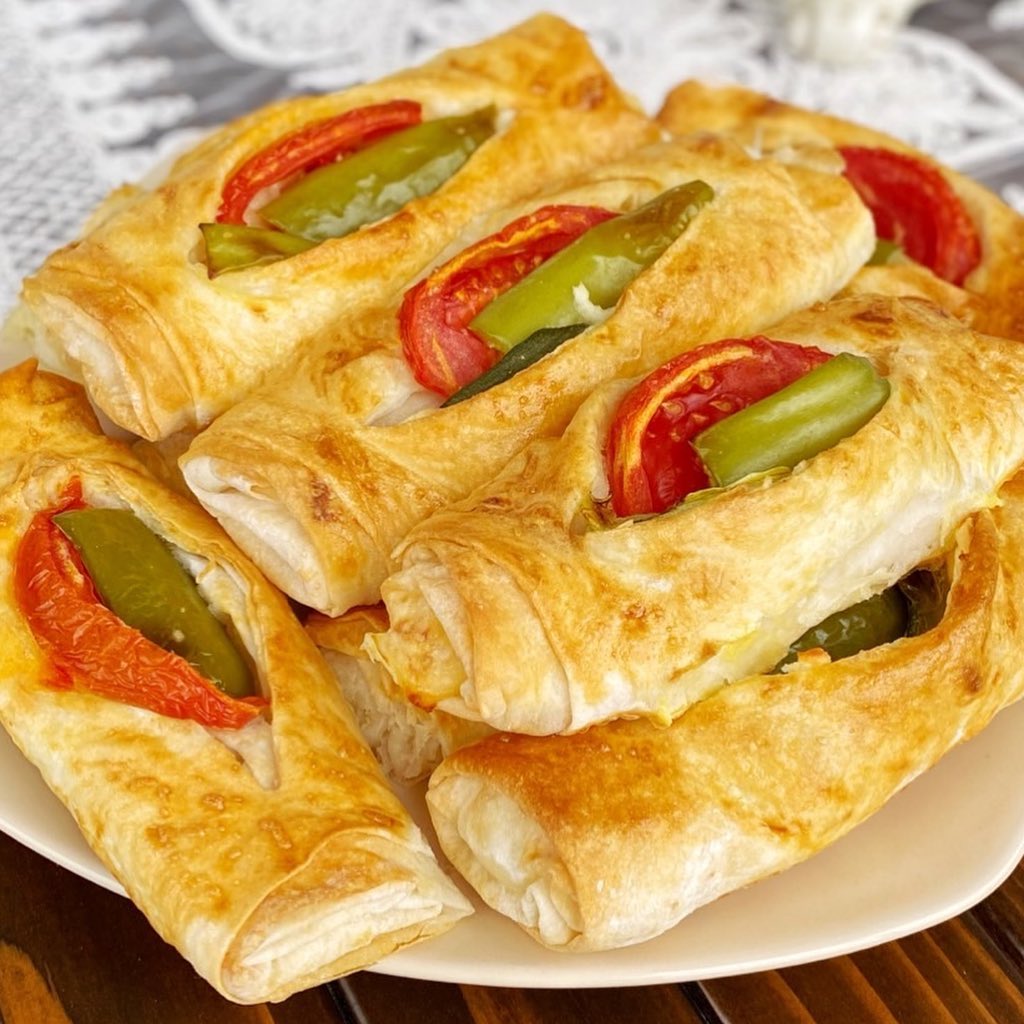 Peynirli Karnıyarık Börek