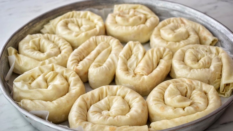 Hazır Yufkadan Kendini El Açması Sanan Patatesli Börek Tarifi