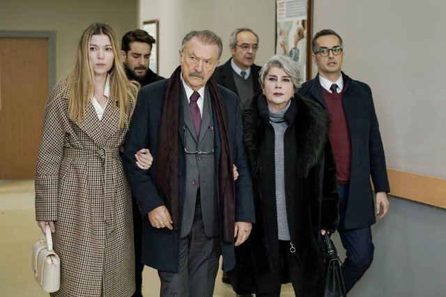 Camdaki Kız dizisinin başrol oyuncularından dı...