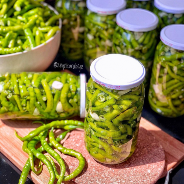 Kavanozda Kıl Biber Turşusu