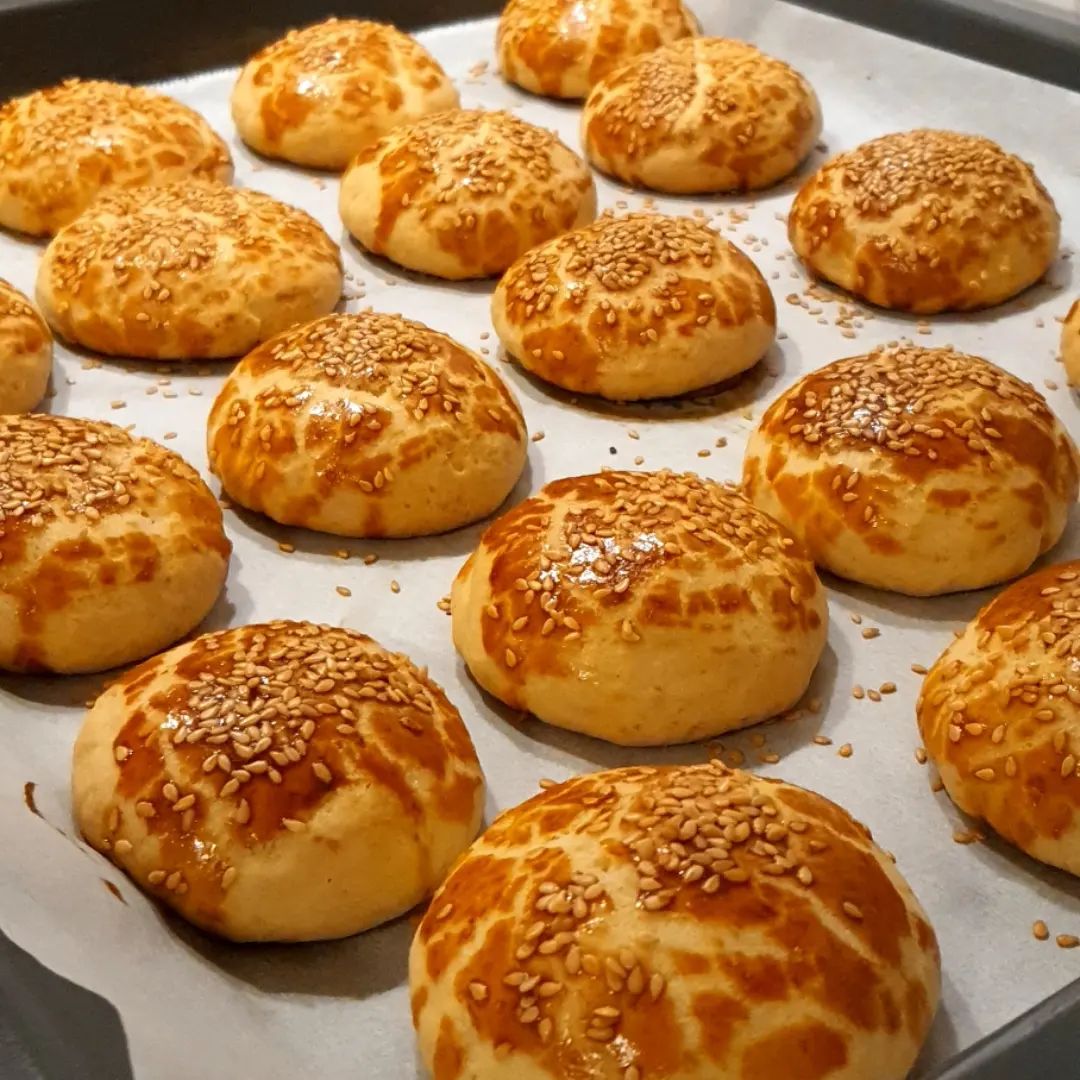 Susamlı Labneli Pastane Poğaçası