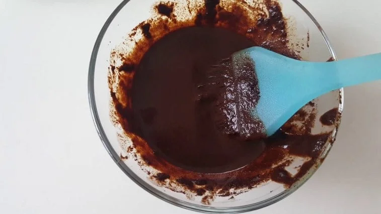 Suya Kahve Koyup Saçınıza Sürün