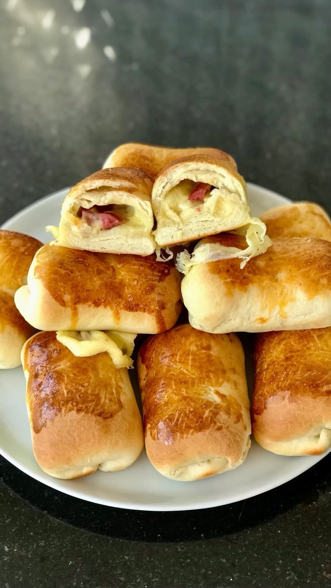 Yumoş Sosisli Kaşarlı Poğaça