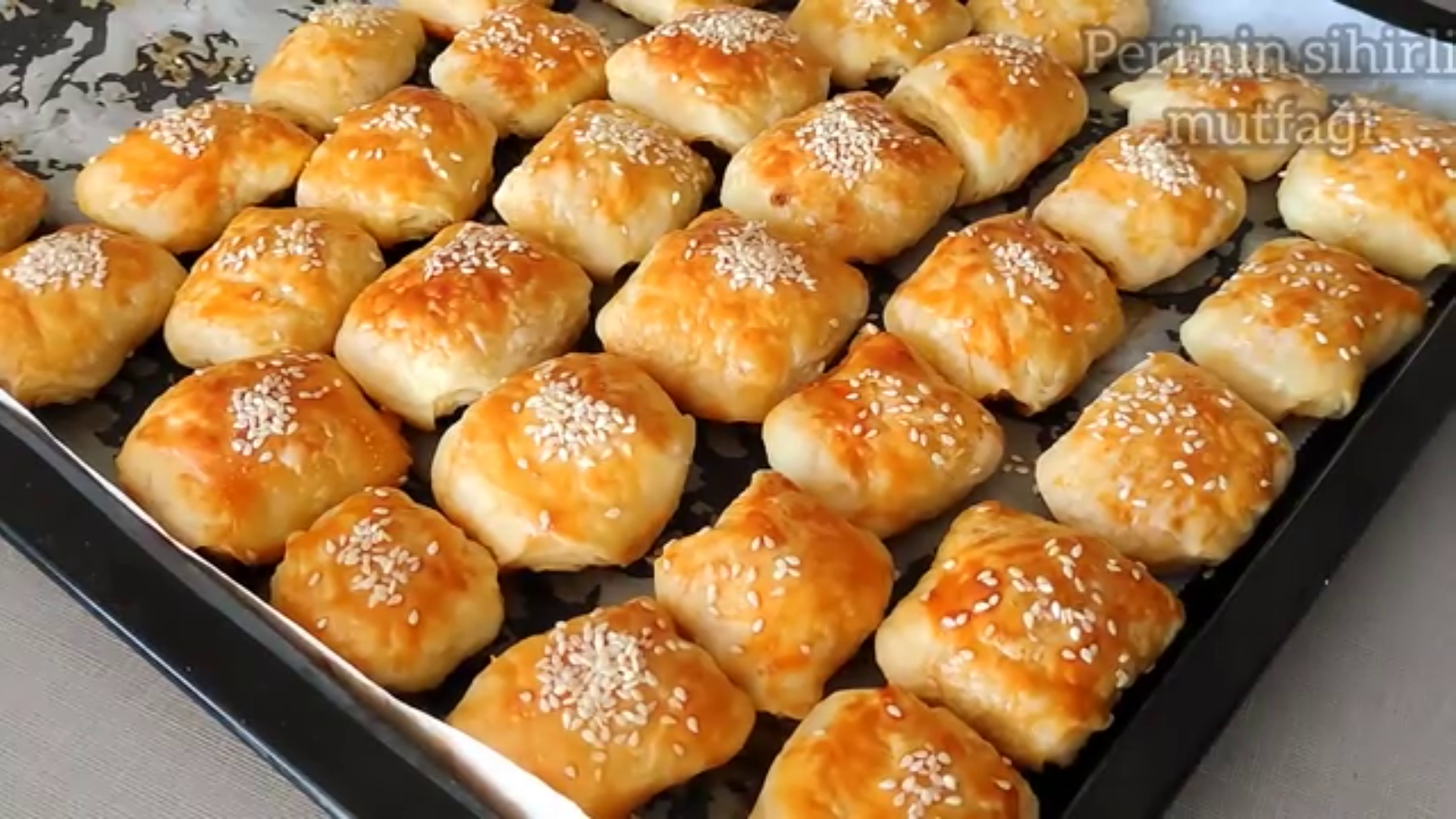 Sadece 3 Malzemeyle Kat Kat Çıtır Börek