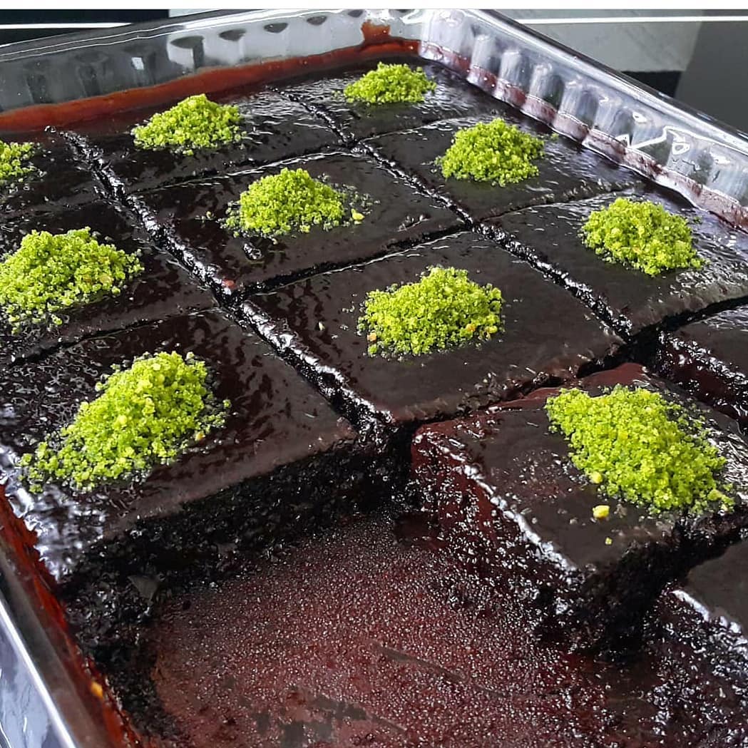 Sıcak Soslu Tam Ölçülü Islak Kek