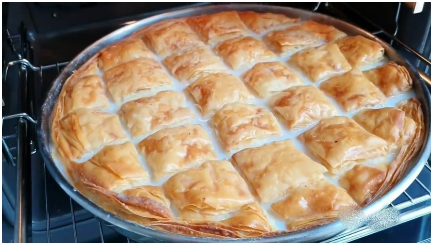 Sosun İçinde Pişti Yapılışına İnanamayacağınız Ezber Bozan Börek Tarifi