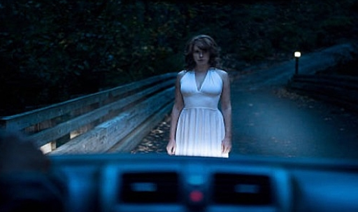 Bir kadın, karanlık ve fırtınalı bir gecede...