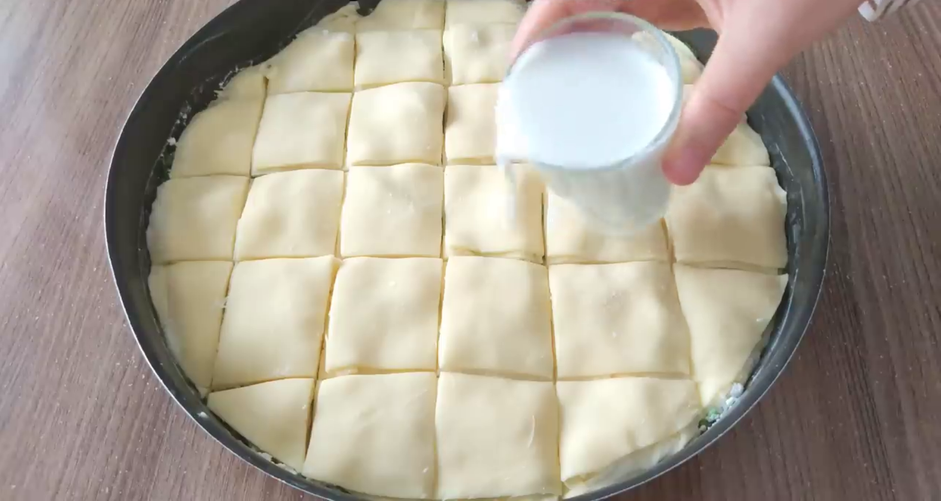 Hiç Abartmıyorum Bir Yiyen Bir Daha İsitiyor Sadece 4 Beze İle Kat Kat Sütlü Börek Tarifi