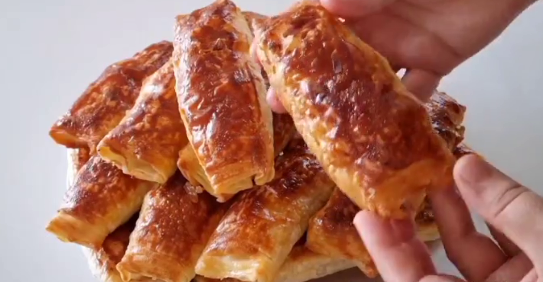 Milföy Gibi Pul Pul Dökülüyor Oklavasız Mayasız Çıtır Börek