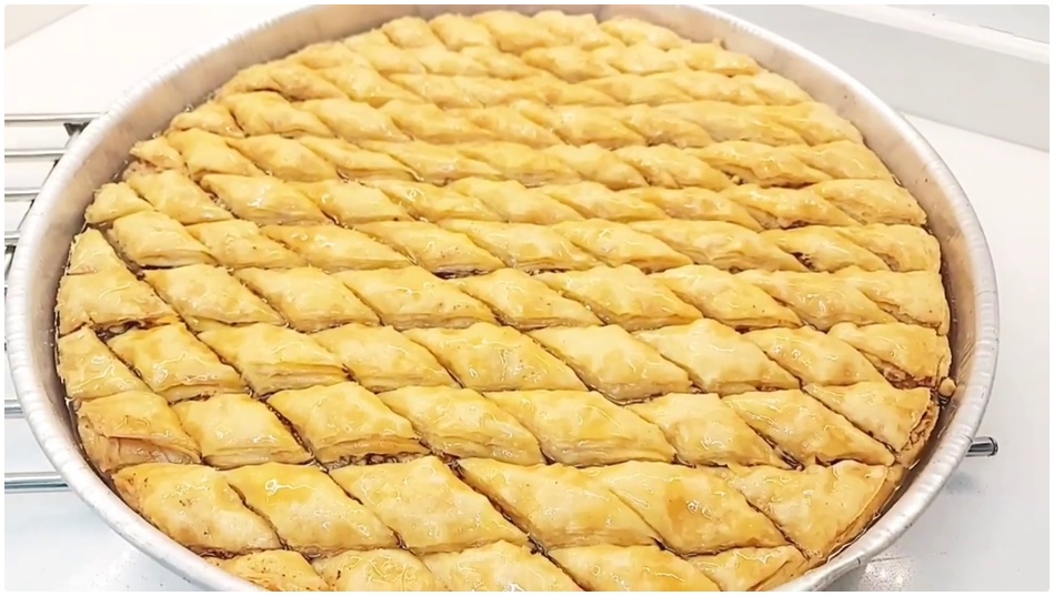 Oklava Kullanmadan Merdaneyle Kat Kat Ayrılan Baklava Tarifi