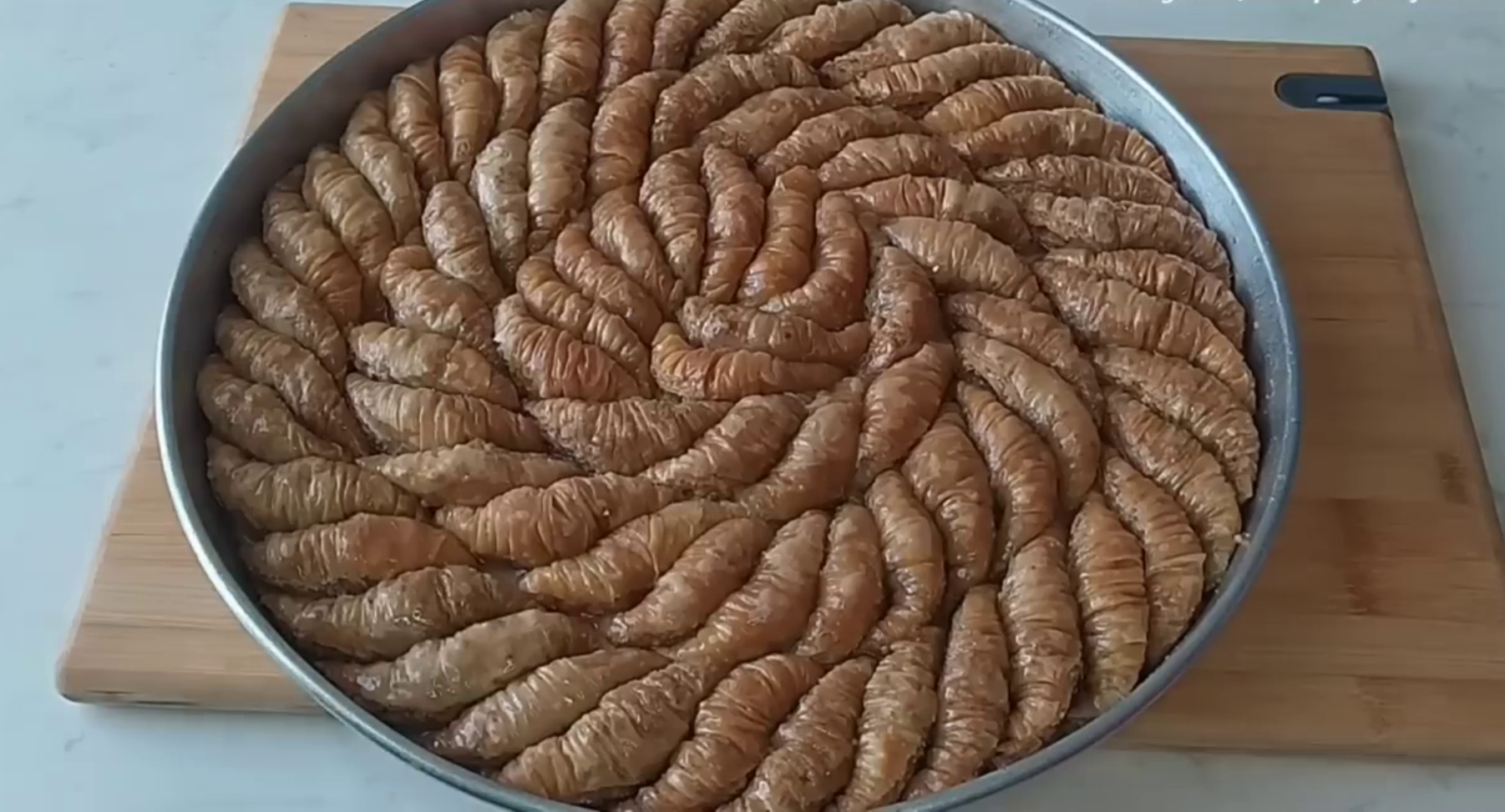 Çok Farklı Kat Kat Çıtır Çıtır Cevizli Baklava Tarifi