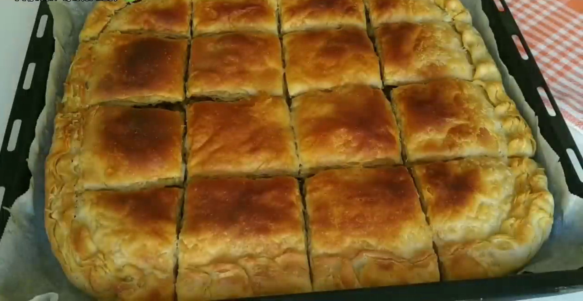 O Kadar Kolay ve Lezzetli ki Pul Pul Dökülen Kolay Börek Tarifi