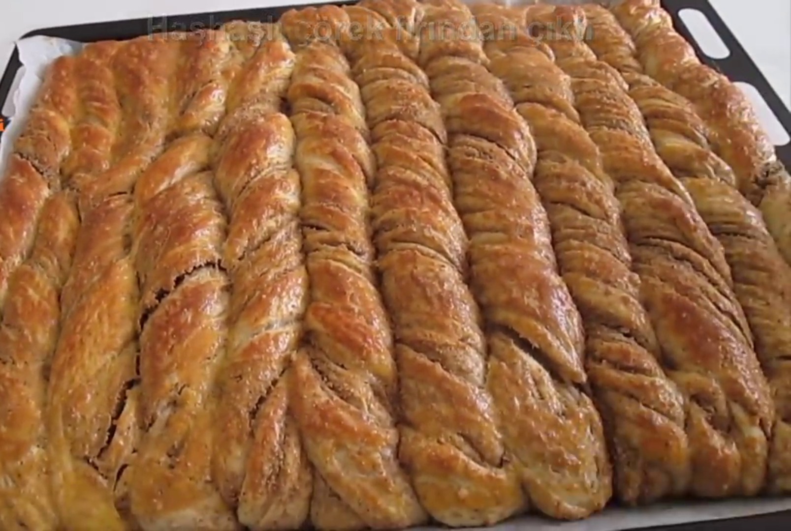 Tel Tel Ayrılan Haşhaşlı Çörek Tarifi
