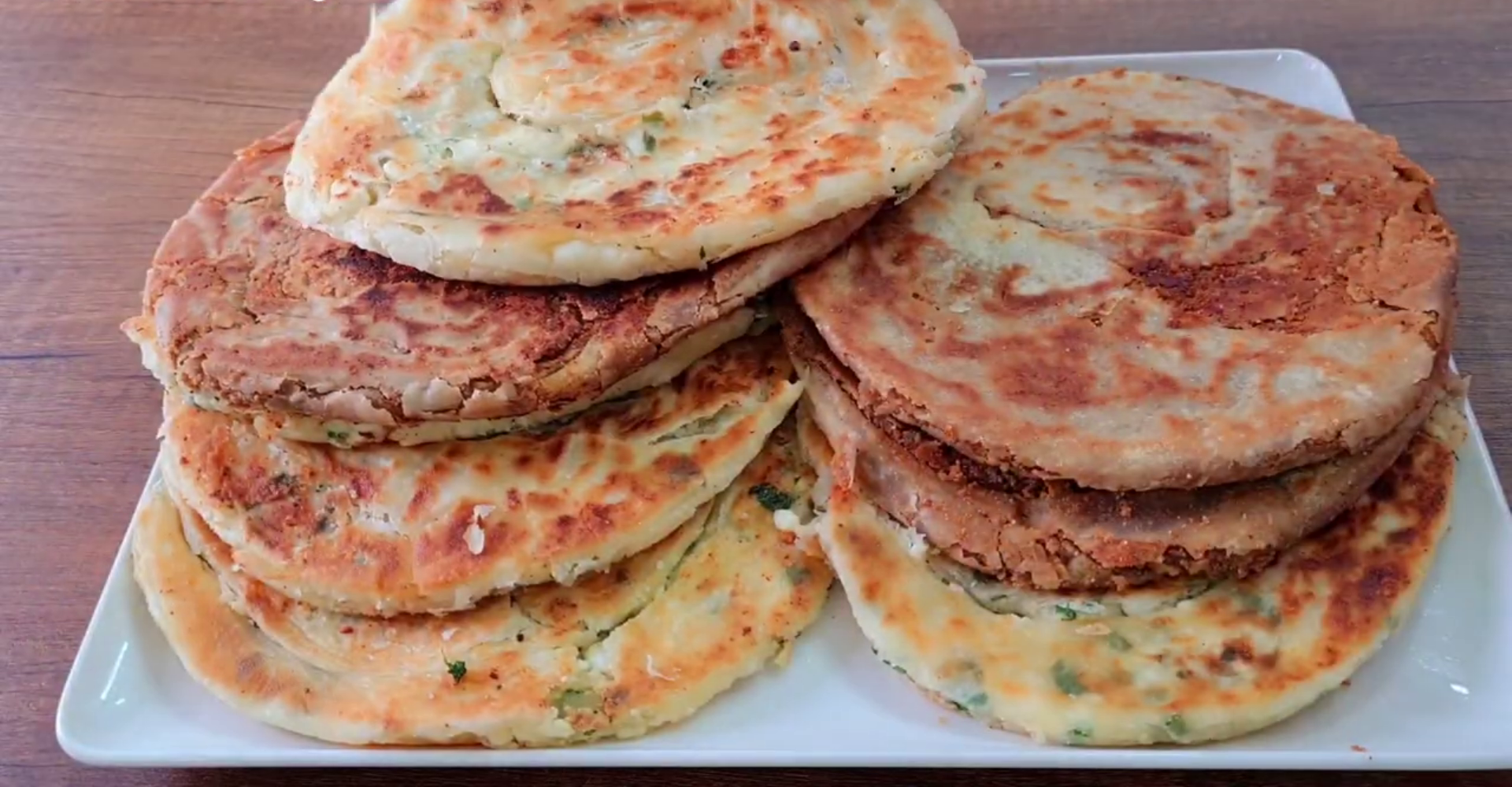 Tel Tel Dökülen Haşhaşlı Peynirli Gözlemeler