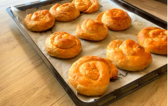 Nasıl Yapıldığına İnanamayacaksınız Dışı çıtır içi kat kat En Kolay Börek Tarifi Hızlı ve basit
