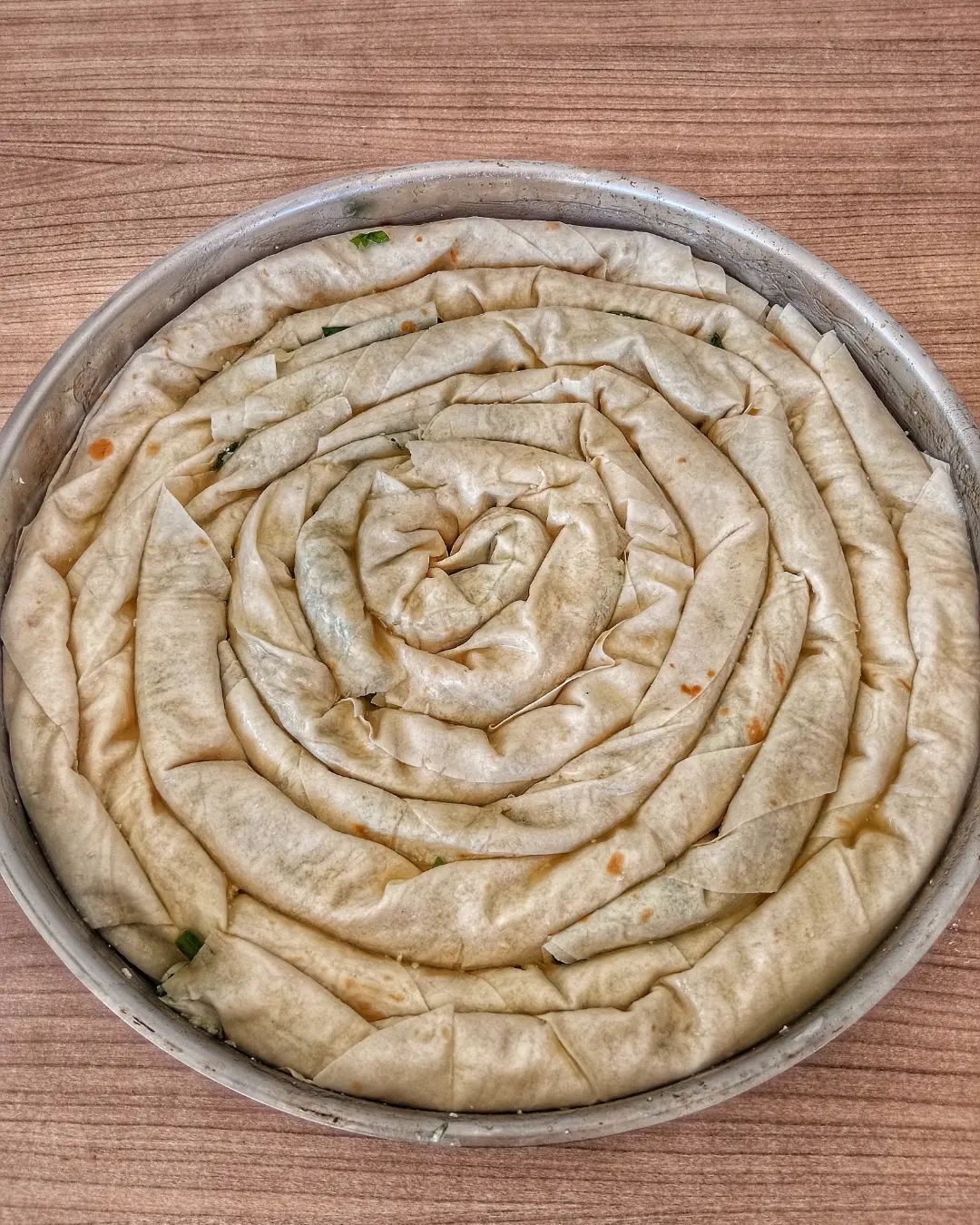 El Açması Tadında Peynirli Ispanaklı Kol Böreği