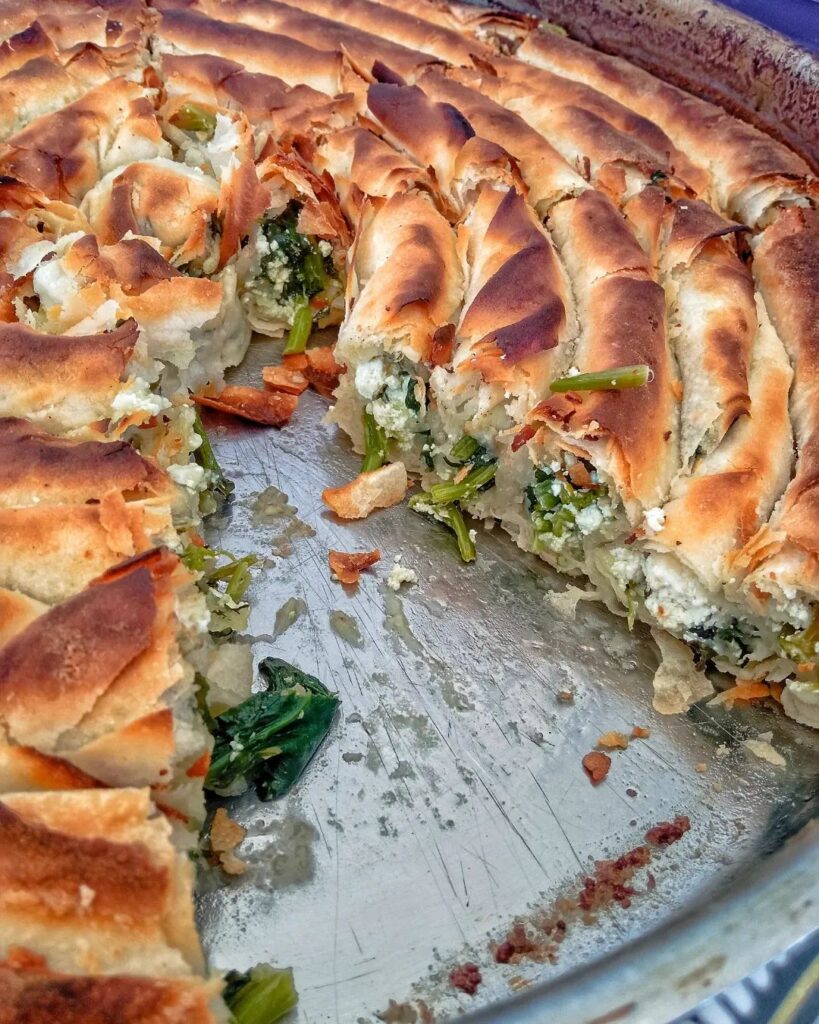 El Açması Tadında Peynirli Ispanaklı Kol Böreği