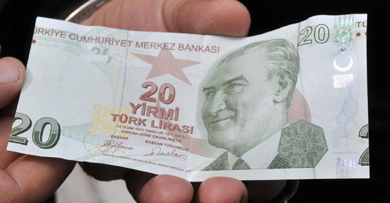 Yolda güderken birden önümde