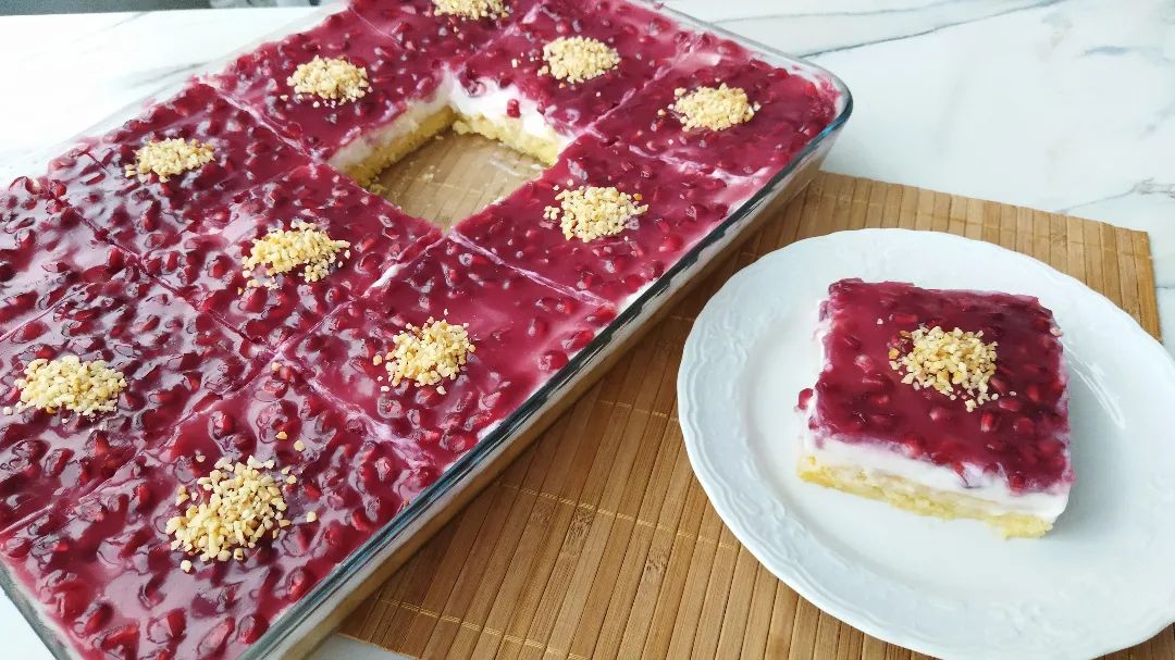 Nar Soslu Borcam Pastası