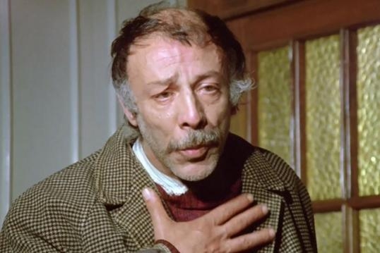 Tarık Akan oturmuş bir köşeye dalıp dalıp gidiyordu.