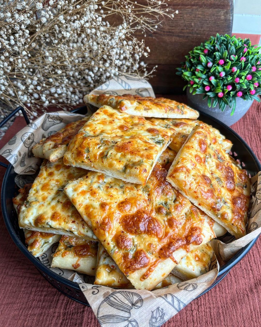 Çok Kolay Ve Çok Lezzetli Sarımsaklı Ekmek