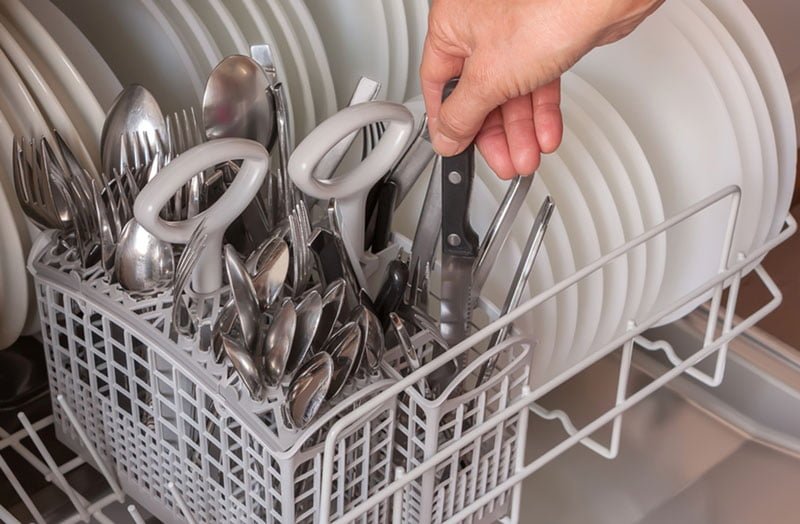 Bulaşık makinesine kirlileri yerleştirirken herkesin