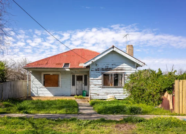 Kapıyı sevimli bir çift açmıştı