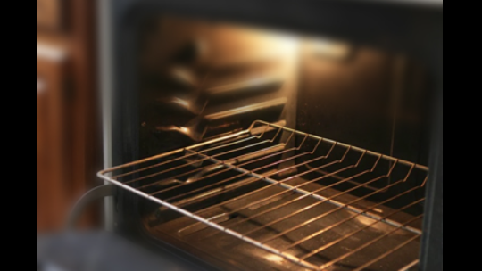 Fırın rafını bir alışveriş torbasına koyun