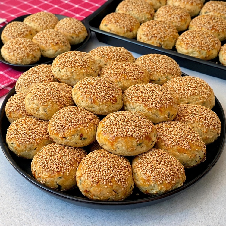 5 Dakikada Yoğur Fırına Ver Mayasız Poğaça Tarifi