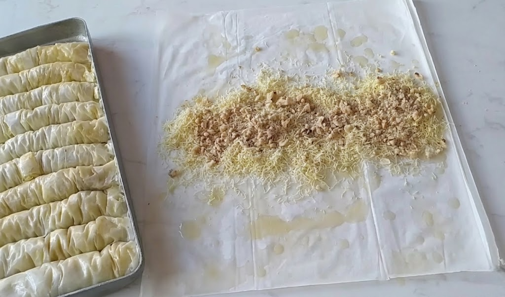 5 Dakikada Hazır Yufkadan Kadayıflı Burma Baklava Tarifi
